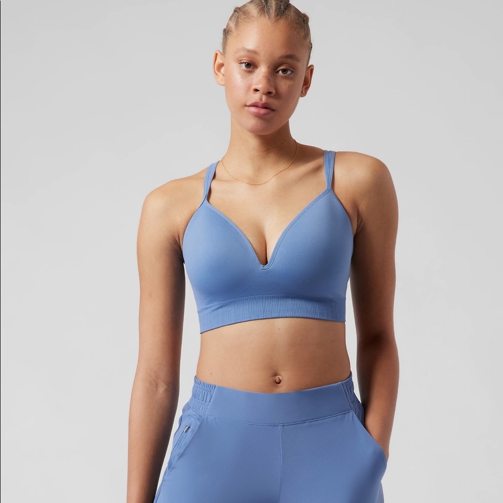 ATHLETA EMBRACE BRA A-C IN COTTAGE BLUE NWOT and NWT
